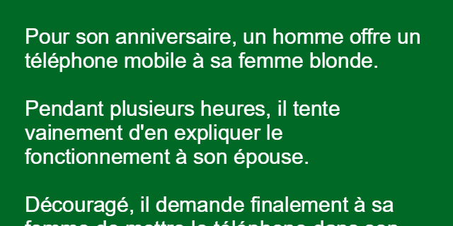 Une femme blonde avec son telephone