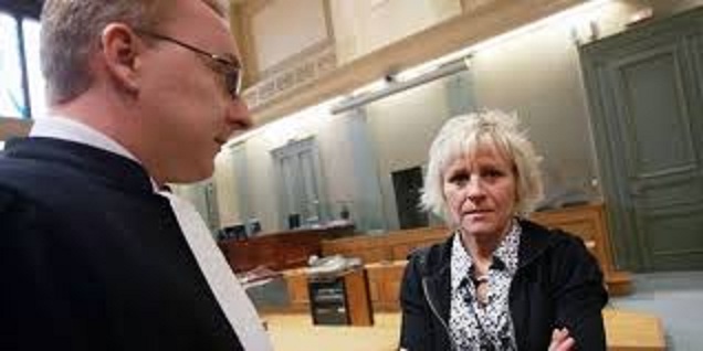 La femme qui se plaint de son mari au juge