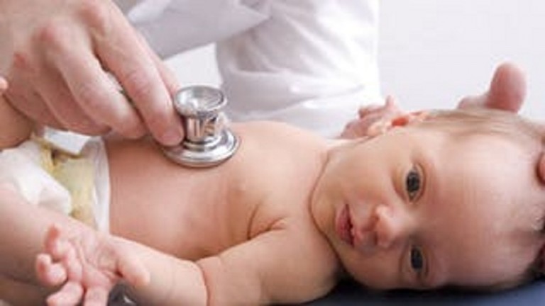 Le médecin, le bébé et la remarque de la mère